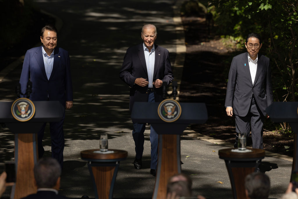 (Từ trái qua phải) Tổng thống Nam Hàn Yoon Suk Yeol, Tổng thống Hoa Kỳ Joe Biden, và Thủ tướng Nhật Bản Kishida Fumio đến dự một cuộc họp báo chung sau các cuộc hội đàm ba bên tại Trại David, Maryland, hôm 18/08/2023. (Ảnh: Chip Somodevilla/Getty Images)