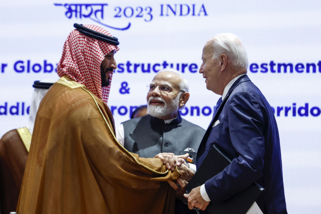 Thái tử kiêm Thủ tướng Saudi Arabia Mohammed bin Salman (bên trái), Thủ tướng Ấn Độ Narendra Modi (giữa), và Tổng thống Hoa Kỳ Joe Biden tham dự một phiên họp trong khuôn khổ Hội nghị thượng đỉnh Các nhà lãnh đạo G20 tại Bharat Mandapam ở New Delhi hôm 09/09/2023. (Ảnh: Evelyn Hockstein/AFP qua Getty Images)