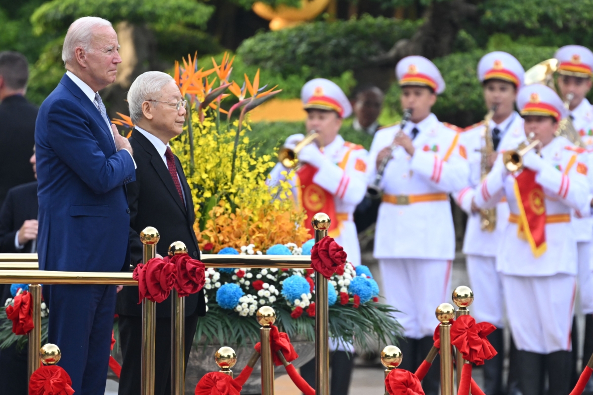 Tổng thống Joe Biden tham dự lễ đón tiếp do Tổng Bí thư Đảng Cộng sản Việt Nam Nguyễn Phú Trọng chủ trì tại Phủ Chủ tịch Việt Nam ở Hà Nội, hôm 10/09/2023. (Ảnh: Saul Loeb/AFP qua Getty Images)
