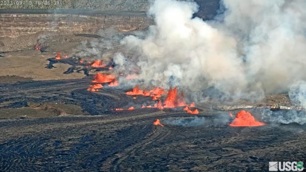 Miệng núi lửa Halemaʻumaʻu và hồ dung nham của núi lửa Kilauea ở Công viên Quốc gia Núi lửa Hawaii hôm 10/09/2023. (Ảnh: USGS/Ảnh chụp màn hình qua The Epoch Times)