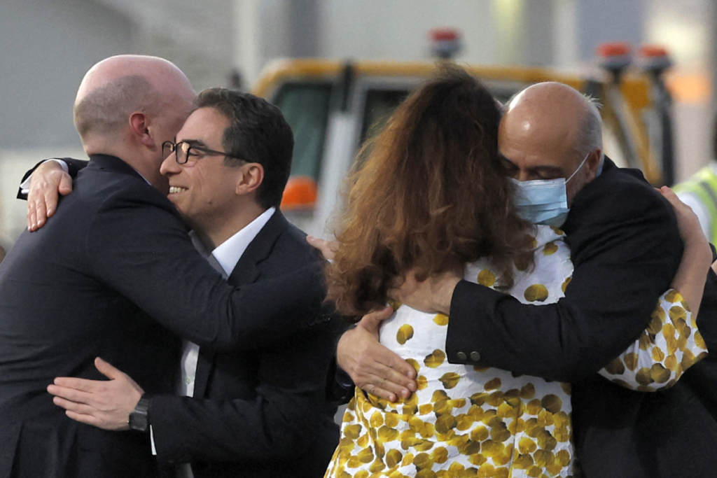 Những công dân Hoa Kỳ Siamak Namazi (thứ 2 bên trái) và Morad Tahbaz (bên phải) được người dân chào đón khi xuống phi cơ Qatari khi họ đến Phi trường Quốc tế Doha ở Doha, Qatar hôm 18/09/2023. (Ảnh: Karim Jaafar/AFP qua Getty Images)