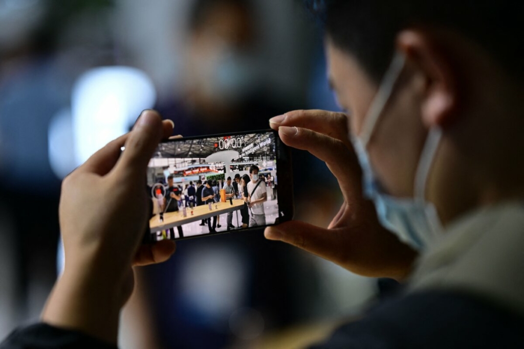Một người dùng thử điện thoại thông minh Huawei tại Mobile World Congress (MWC) ở Thượng Hải hôm 28/06/2023. (Ảnh: Pedro Pardo/AFP qua Getty Images)