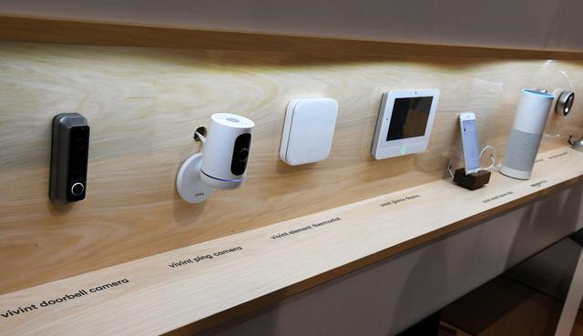 Các thiết bị dịch vụ nhà thông minh được trưng bày ở triển lãm công nghệ CES 2017 tại Trung tâm Hội nghị và Triển lãm Sands ở Las Vegas, Nevada, vào ngày 05/01/2017. (Ảnh: Ethan Miller/Getty Images)