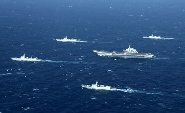 Hàng không mẫu hạm Liêu Ninh của Trung Quốc (Giữa) đang tham gia cuộc tập trận quân sự ở Biển Đông vào ngày 02/01/2017. (Ảnh: STR/AFP qua Getty Images)