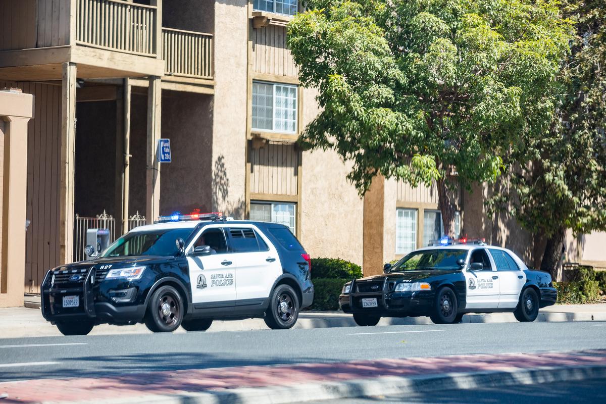 Các sĩ quan của Lực lượng Cảnh sát Santa Ana chặn một tài xế ở Santa Ana, California, vào ngày 20/09/2021. (Ảnh: John Fredricks/The Epoch Times)