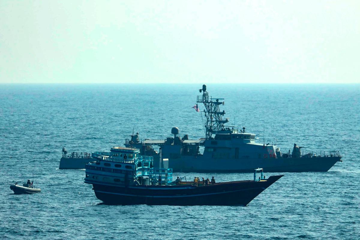 Philippines khai triển tàu của Hoa Kỳ trong bối cảnh Trung Quốc có ‘những hoạt động bất hợp pháp’ ở Biển Đông