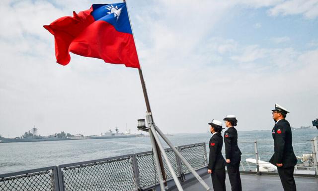 Các thủy thủ Đài Loan làm lễ chào cờ trên boong tàu tiếp tế Bàn Thạch (Panshih), sau khi tham gia cuộc tập trận thường niên tại căn cứ hải quân Tsoying ở Cao Hùng, Đài Loan, hôm 31/01/2018. (Ảnh: Mandy Cheng/AFP qua Getty Images)
