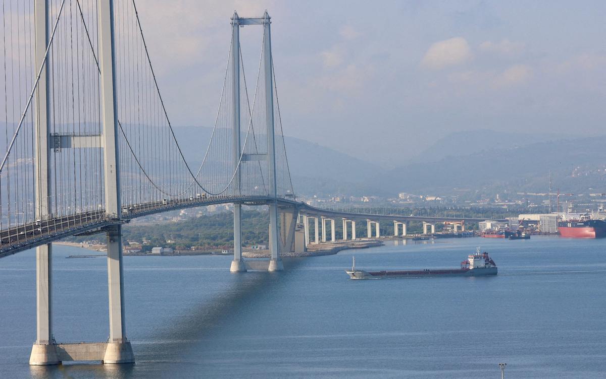 Tàu chở hàng Polarnet mang quốc kỳ Thổ Nhĩ Kỳ chở ngũ cốc của Ukraine đi qua Cầu Osmangazi vào Vịnh Izmit, Thổ Nhĩ Kỳ, hôm 08/08/2022. (Ảnh: Yoruk Isik/Reuters)