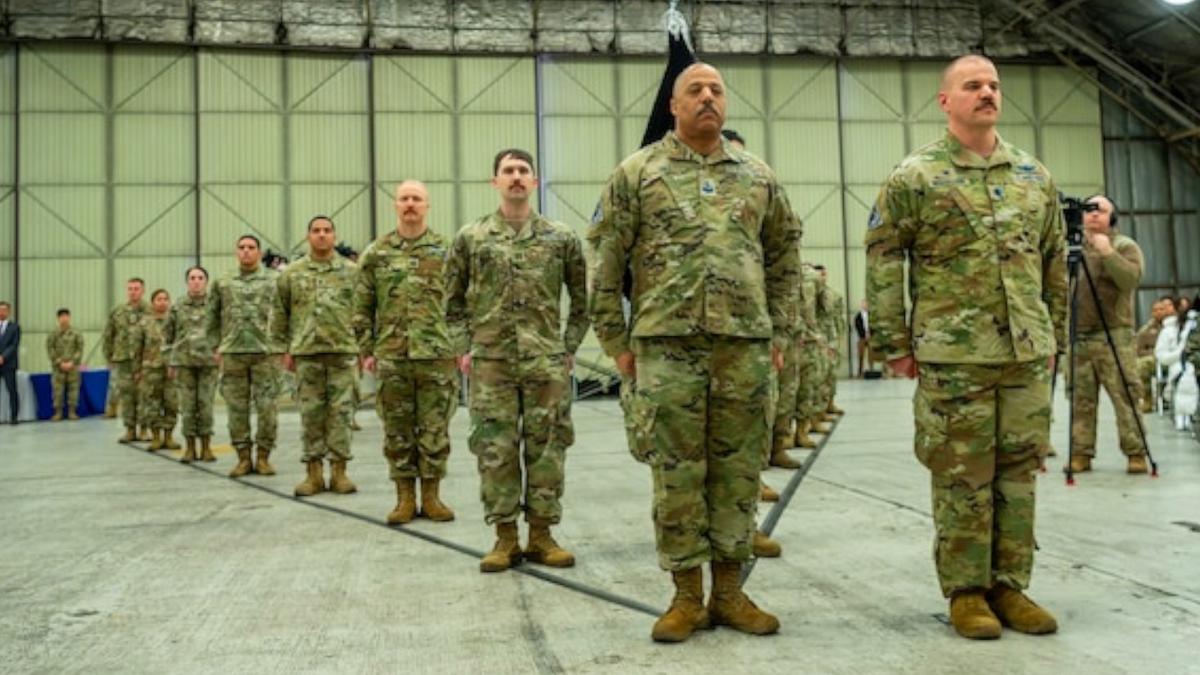 Các thành viên của Lực lượng Không gian Hoa Kỳ tại Nam Hàn (USSFK) đứng thành đội hình trong buổi lễ ra mắt đơn vị tại Căn cứ Không quân Osan, Đại Hàn Dân Quốc, vào ngày 14/12/2022. (Ảnh: Đăng dưới sự cho phép của Thượng sĩ Skyler Combs qua Lực lượng Không gian Hoa Kỳ tại Nam Hàn)
