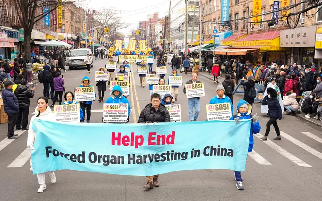 Các học viên Pháp Luân Công đi bộ trong một cuộc diễn hành để nêu bật cuộc đàn áp đức tin của chính quyền Trung Quốc, ở Brooklyn, New York, hôm 26/02/2023. (Ảnh: Larry Dye/The Epoch Times)