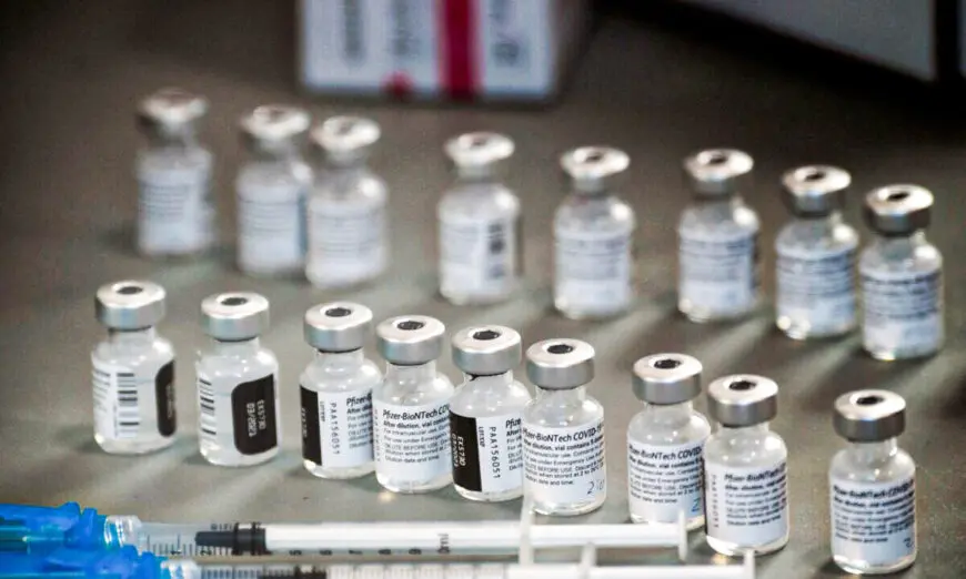 Các ống chích và lọ vaccine COVID-19 của Pfizer-BioNTech được chuẩn bị sẵn tại địa điểm chích ngừa tăng cường của công ty Renown Health ở Reno, Nevada, vào ngày 17/12/2020. (Ảnh: Patrick T. Fallon/AFP qua Getty Images)