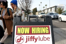 Một tấm biển ‘Cần tuyển dụng’ bên ngoài một cơ sở kinh doanh của Jiffy Lube ở Los Angeles, California, hôm 02/02/2023. (Ảnh: Mario Tama/Getty Images)