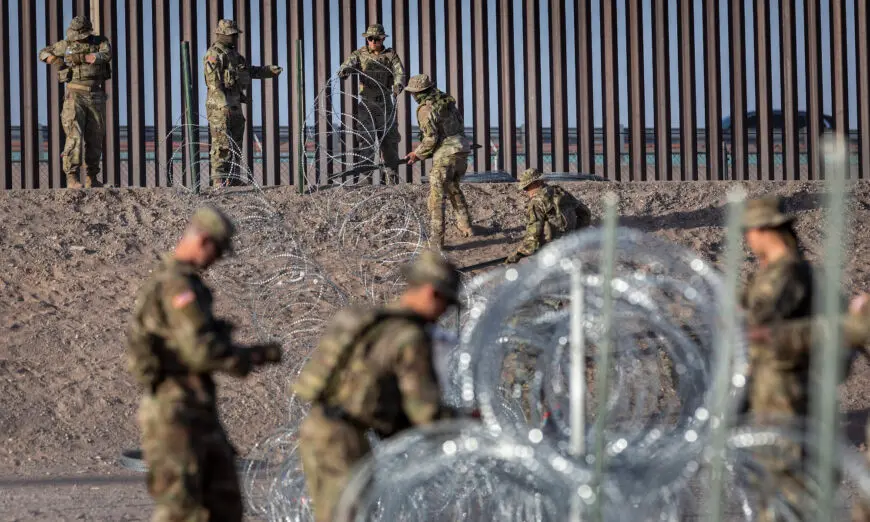 Các binh sĩ Vệ binh Quốc gia Texas đang giăng hàng rào kẽm gai gần bức tường biên giới Hoa Kỳ-Mexico ở El Paso, Texas, hôm 10/05/2023. (Ảnh: John Moore/Getty Images)