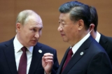 Tổng thống Nga Vladimir Putin (Trái) ra hiệu khi nói chuyện với lãnh đạo Trung Quốc Tập Cận Bình trong hội nghị thượng đỉnh Tổ chức Hợp tác Thượng Hải ở Samarkand, Uzbekistan, vào ngày 16/09/2022. (Ảnh: Sergei Bobylev, Sputnik, Kremlin Pool Photo qua AP)