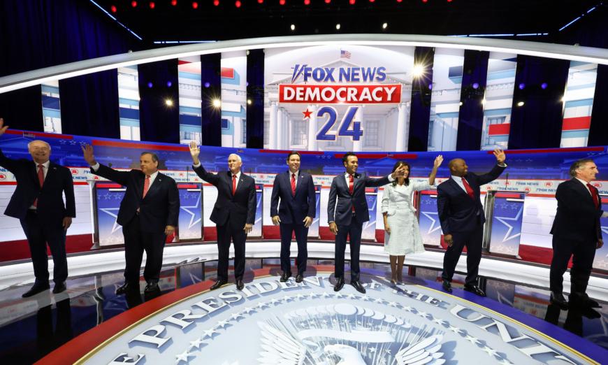 Các ứng cử viên tổng thống của Đảng Cộng Hòa, cựu Thống đốc Arkansas Asa Hutchinson (trái), cựu Thống đốc New Jersey Chris Christie (thứ 2 từ trái), cựu Phó Tổng thống Mike Pence (thứ 3 từ trái), Thống đốc Florida Ron DeSantis (thứ 4 từ trái), doanh nhân Vivek Ramaswamy (thứ 4 từ phải), cựu Đại sứ Liên Hiệp Quốc Nikki Haley (thứ 3 từ phải), Thượng nghị sĩ Tim Scott (Cộng Hòa-South Carolina) (thứ 2 từ phải), và Thống đốc North Dakota Doug Burgum (phải), được giới thiệu trong cuộc tranh luận đầu tiên của mùa bầu cử sơ bộ của Đảng Cộng Hòa ở Milwaukee, Wisconsin, hôm 23/08/2023. (Ảnh: Scott Olson/Getty Images)