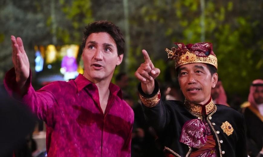 Tổng thống Indonesia Joko Widodo (phải) và Thủ tướng Justin Trudeau nói chuyện trong Tiệc tối của các Nhà lãnh đạo G20 tại Công viên Văn hóa Garuda Wisnu Kencana, ở Badung, Bali, Indonesia, hôm 15/11/2022. (Ảnh: The Canadian Press/Sean Kilpatrick)