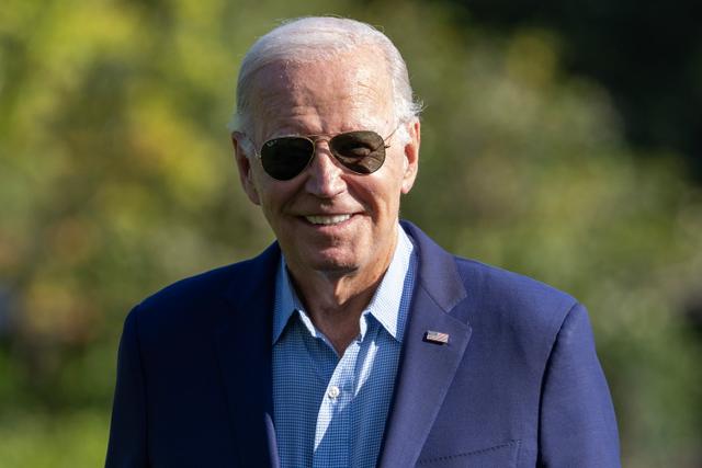 Tổng thống Joe Biden đi dạo trên bãi cỏ phía nam Tòa Bạch Ốc ở Hoa Thịnh Đốn, hôm 04/09/2023. (Ảnh: Tasos Katopodis/Getty Images)