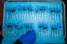 Các lọ chích vaccine COVID-19 tại một địa điểm tiêm chủng ở Los Angeles vào ngày 16/02/2021. (Ảnh: Apu Gomes/AFP qua Getty Images)