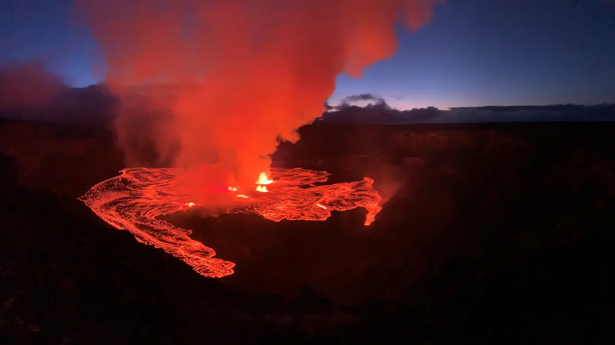 Dung nham chảy trên miệng núi lửa Halema’uma’u cùng với một số miệng phun đang hoạt động khi núi lửa Kilauea phun trào ở Hawaii hôm 07/06/2023. (Ảnh: USGS/Phát tay qua REUTERS/File Photo)