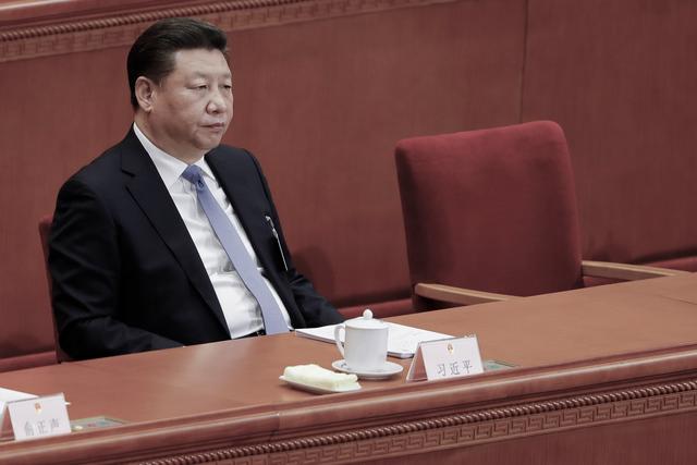 Nhà lãnh đạo Trung Quốc Tập Cận Bình tham dự phiên khai mạc của cơ quan lập pháp bù nhìn của Trung Quốc, Đại hội Đại biểu Nhân dân Toàn quốc, tại Đại lễ đường Nhân dân ở Bắc Kinh vào ngày 05/03/2017. (Ảnh: Lintao Zhang/Getty Images)
