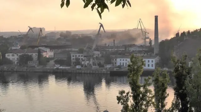 Khói bốc lên từ xưởng đóng tàu bị tấn công bằng phi đạn của Ukraine ở Sevastopol, Crimea, trong ảnh tĩnh này từ video được quay hôm 13/09/2023. (Ảnh: Reuters TV qua Reuters)