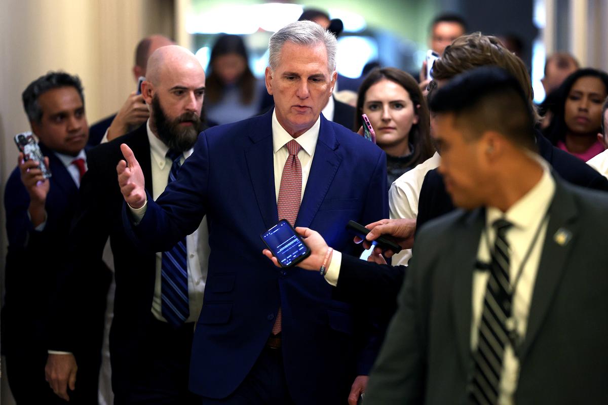 Chủ tịch Hạ viện Kevin McCarthy (Cộng Hòa-California) nói chuyện với các phóng viên khi ông rời cuộc họp kín của Đảng Cộng Hòa tại Hạ viện tại Tòa nhà Capitol Hoa Kỳ, hôm 14/09/2023. (Ảnh: Kevin Dietsch/Getty Images)
