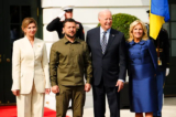 (Từ trái sang phải) Đệ nhất phu nhân Ukraine Olena Zelenska và Tổng thống Ukraine Volodymyr Zelensky gặp Tổng thống Hoa Kỳ Joe Biden và Đệ nhất phu nhân Hoa Kỳ Jill Biden tại Tòa Bạch Ốc ở Hoa Thịnh Đốn hôm 21/09/2023. (Ảnh: Madalina Vasiliu/The Epoch Times)