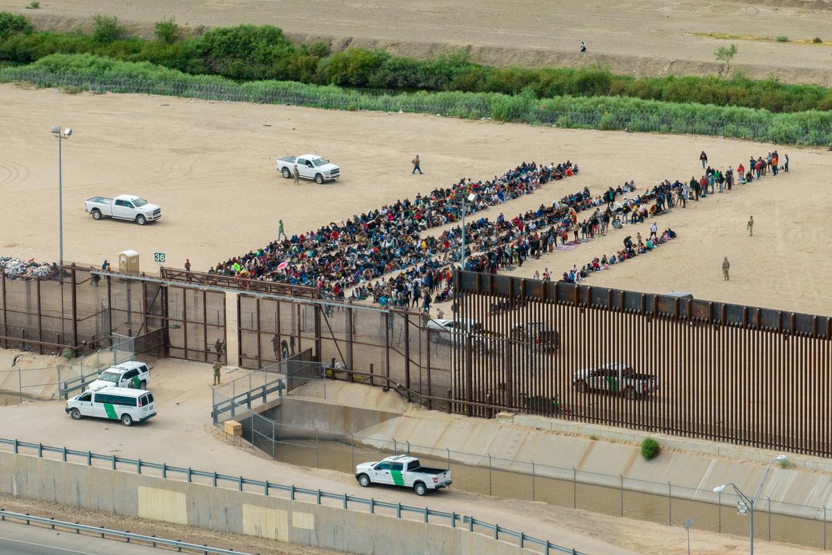 Nhìn từ trên không, những người di cư đang tụ thành nhóm trong khi chờ được giải quyết ở biên giới phía Ciudad Juarez, ở El Paso, Texas, vào hôm 21/09/2023. (Ảnh: Brandon Bell/Getty Images/TNS)