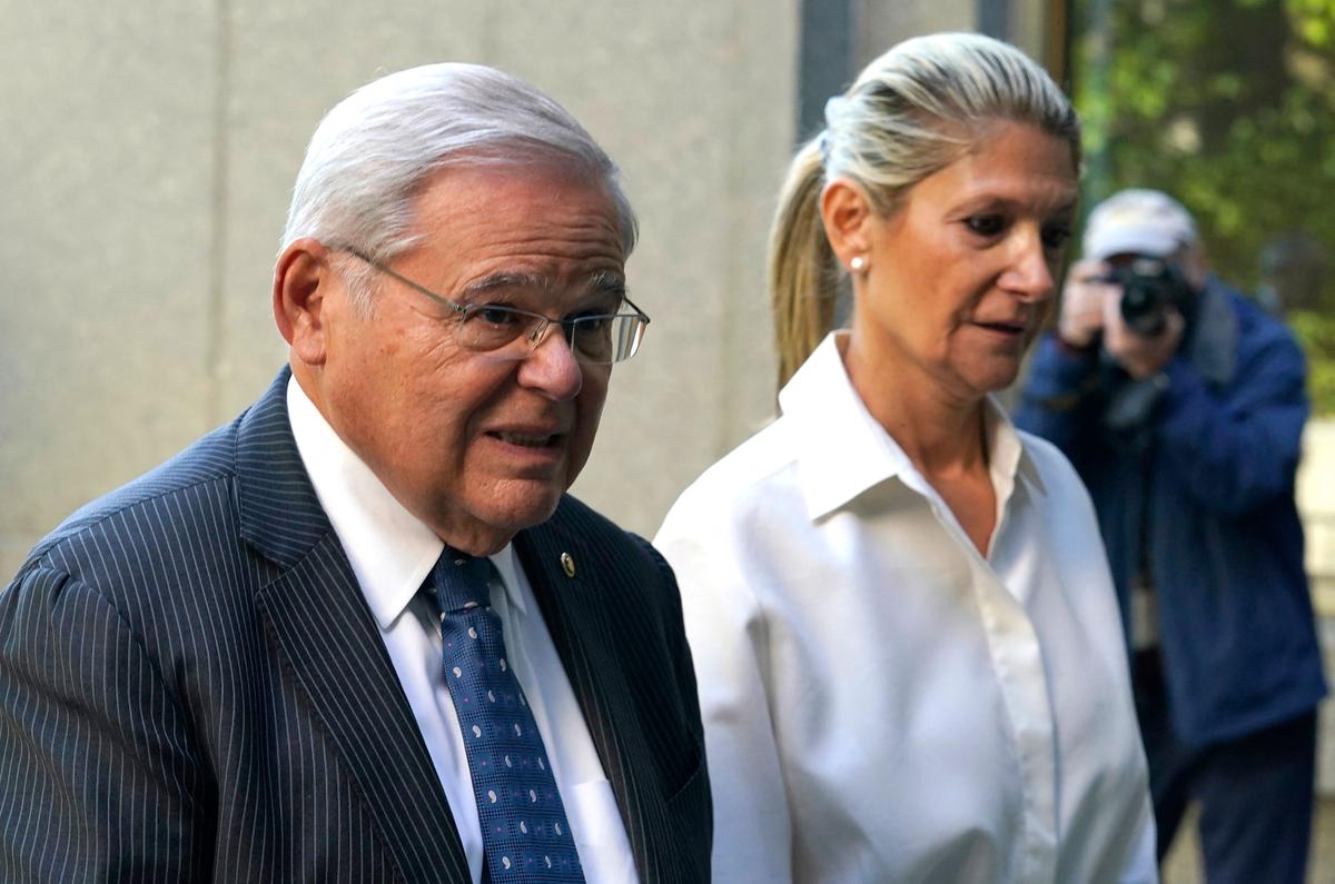 Thượng nghị sĩ Bob Menendez, nghị sĩ Đảng Dân Chủ của New Jersey, và vợ, bà Nadine Arslanian, đến Tòa án Địa hạt Liên bang, Địa hạt phía Nam của New York, ở New York hôm 27/09/2023. (Ảnh: Timothy A. Clary/AFP qua Getty Images)