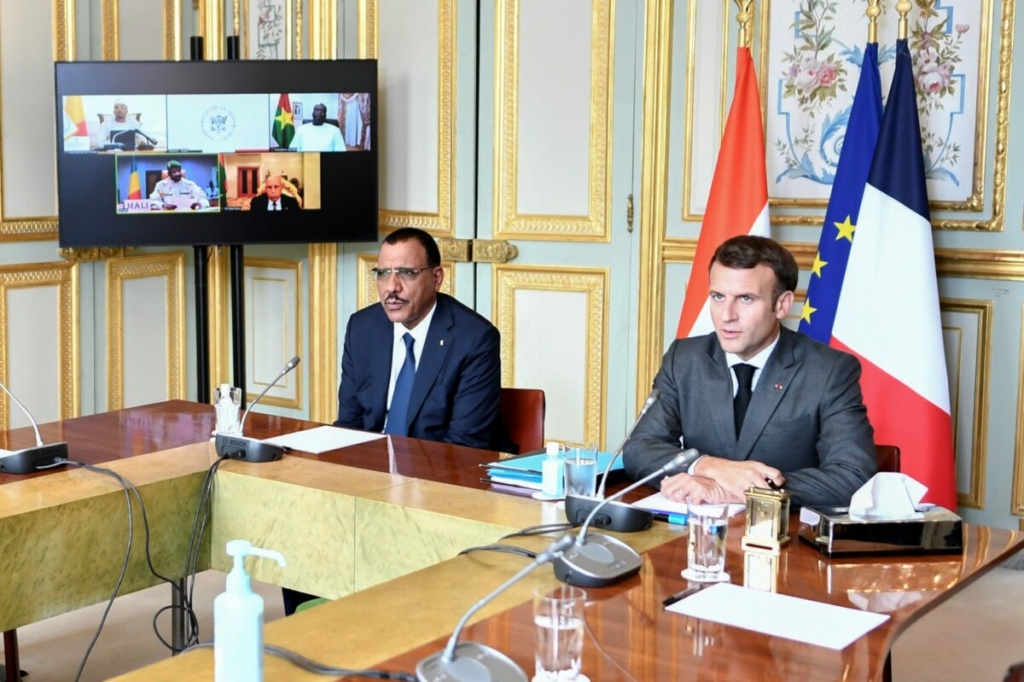 Tổng thống Pháp Emmanuel Macron (phải) và Tổng thống Niger Mohamed Bazoum (trái) tham dự hội nghị thượng đỉnh qua video với lãnh đạo các quốc gia G5 Sahel, tại Điện Elysee ở Paris, Pháp, vào ngày 09/07/2021. (Ảnh: Stephane de Sakutin/AP)