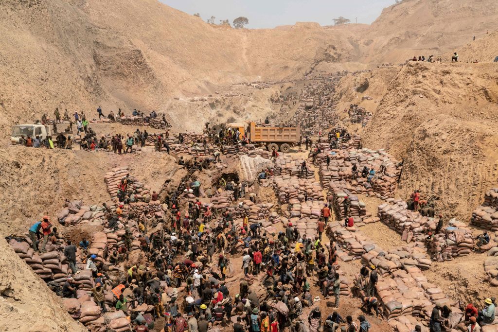Toàn cảnh những người thợ mỏ khai thác thủ công đang làm việc tại mỏ khai thác thủ công Shabara gần Kolwezi vào ngày 12/10/2022. Khoảng 20,000 người làm việc tại Shabara, với 5,000 người làm việc trong một ca. (Ảnh: Junior Kannah/AFP qua Getty Images)