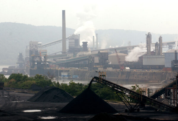 Khói bốc lên từ một nhà máy thép dùng năng lượng than ở phía Tây Pennsylvania, vào ngày 26/09/2001. (Ảnh: Spencer Platt/Getty Images)