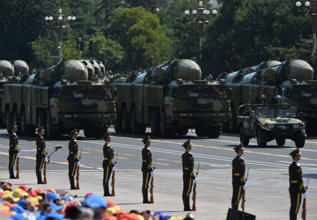 Xe quân sự mang hỏa tiễn chống hạm tầm trung DF-21D tham gia một cuộc duyệt binh tại Quảng trường Thiên An Môn ở Bắc Kinh hôm 03/09/2015, nhân dịp kỷ niệm 70 năm chiến thắng Nhật Bản và kết thúc Đệ nhị Thế chiến. (Ảnh: Greg Baker/AFP thông qua Getty Images)
