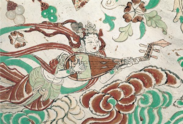 Bức bích họa giữa thời nhà Đường trên bức tường phía nam của hang số 15 trong động Du Lâm ở tỉnh Cam Túc: Nữ Thần bay lên trời trong lúc đang diễn tấu tỳ bà. (Ảnh: Tài sản công)