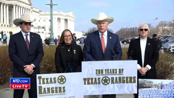 Dân biểu Pete Sessions (Cộng Hòa-Texas) và các thành viên khác của phái đoàn Texas tổ chức một cuộc họp báo về lễ kỷ niệm hai trăm năm thành lập lực lượng Biệt động Texas (Texas Rangers), tại Hoa Thịnh Đốn hôm 01/03/2023, trong một bức ảnh chụp từ video do NTD phát hành. (Ảnh: NTD)