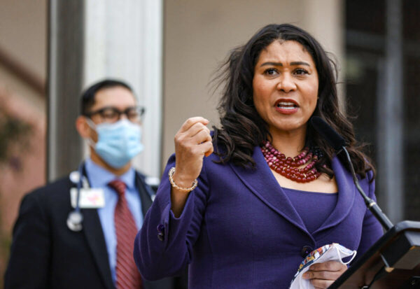 Bà London Breed, Thị trưởng San Francisco, diễn thuyết trong một cuộc họp báo ở phía ngoài Bệnh viện Đa Khoa Zukerberg San Francisco tại San Francisco, California, ngày 17/03/2021. (Ảnh: Justin Sullivan/Getty Images)