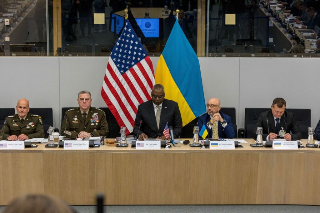Bộ trưởng Quốc phòng Hoa Kỳ Lloyd J. Austin III (giữa) diễn thuyết tại cuộc họp của nhóm liên lạc quốc phòng Ukraine tại trụ sở NATO trong hai ngày đầu tiên của cuộc họp các bộ trưởng quốc phòng tại Brussels vào ngày 12/10/2022. (Ảnh: Omar Havana/Getty Images)