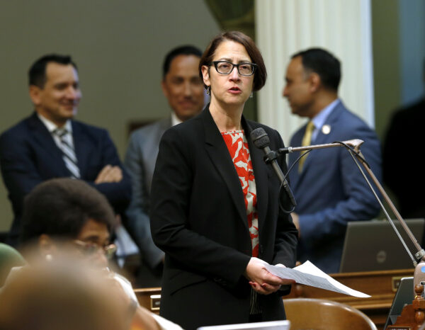 Nữ Dân biểu California Laura Friedman (Dân Chủ-Glendale), kêu gọi các nhà lập pháp thông qua biện pháp bà đưa ra nhằm cấm sản xuất và tiêu thụ các sản phẩm làm từ lông thú, tại Sacramento, California, vào ngày 28/05/2019. (Ảnh: Rich Pedroncelli/AP Photo)