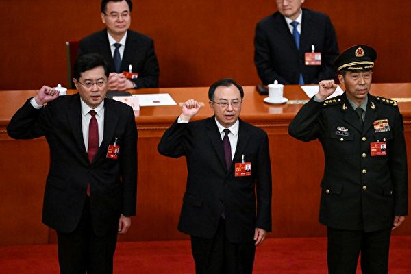 Ảnh chụp vào ngày 12/03/2023, ông Lý Thượng Phúc (phải), Ủy viên Quân ủy Trung ương được bổ nhiệm làm Bộ trưởng Quốc phòng, ông Tần Cương (trái) được bổ nhiệm làm Bộ trưởng Ngoại giao. Hiện tại cả hai ông đều đang mất tích. (Ảnh: Noel Celis/AFP)