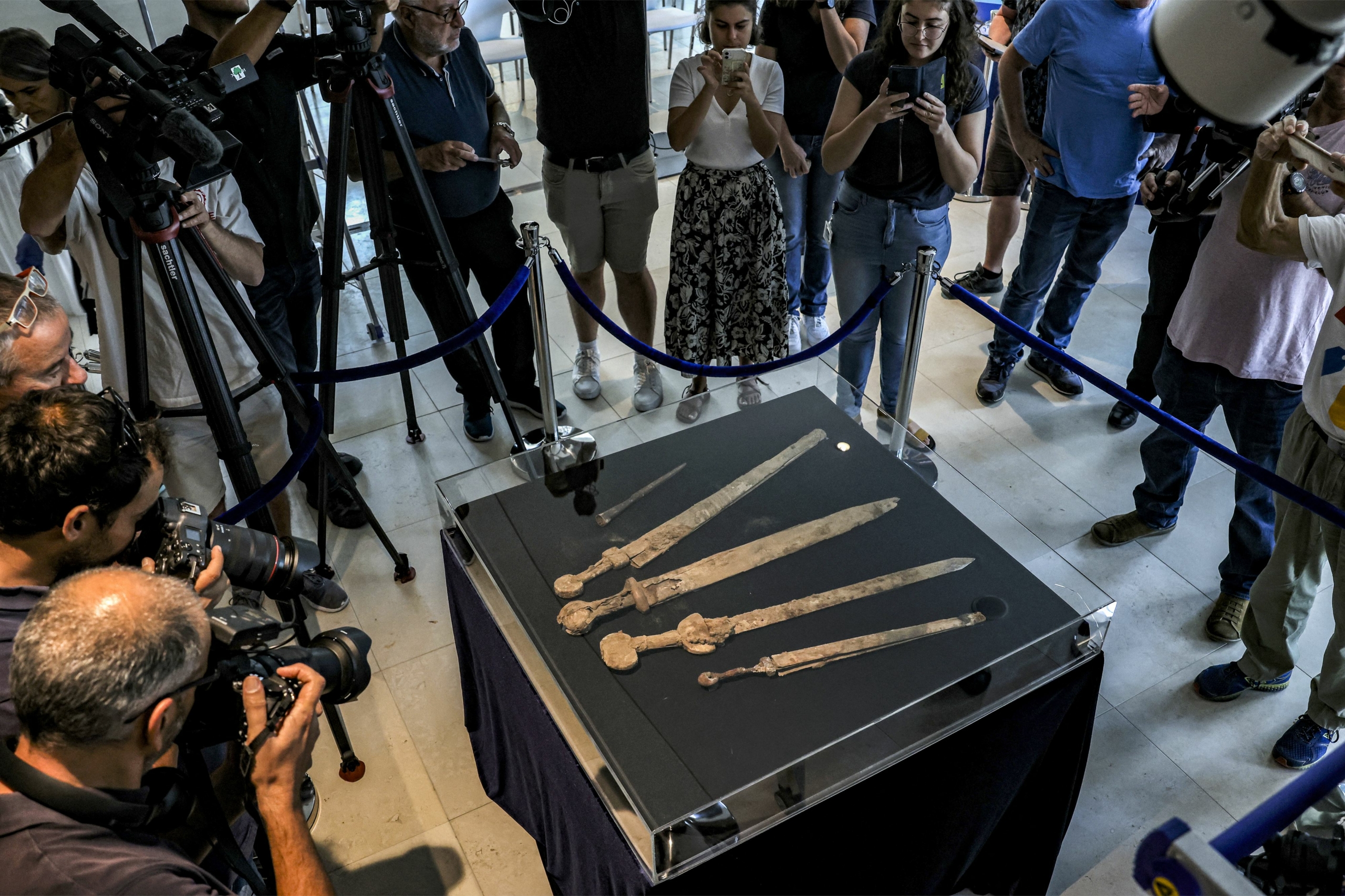 Ngày 06/09/2023, Cơ quan Quản lý Cổ vật Israel đã tổ chức một cuộc họp báo để công bố với giới truyền thông những vũ khí cổ thời La Mã mà các nhà khảo cổ học của nước này khai quật được từ một hang động gần bờ Biển Chết. (Ảnh: Ronaldo Schemidt/AFP)