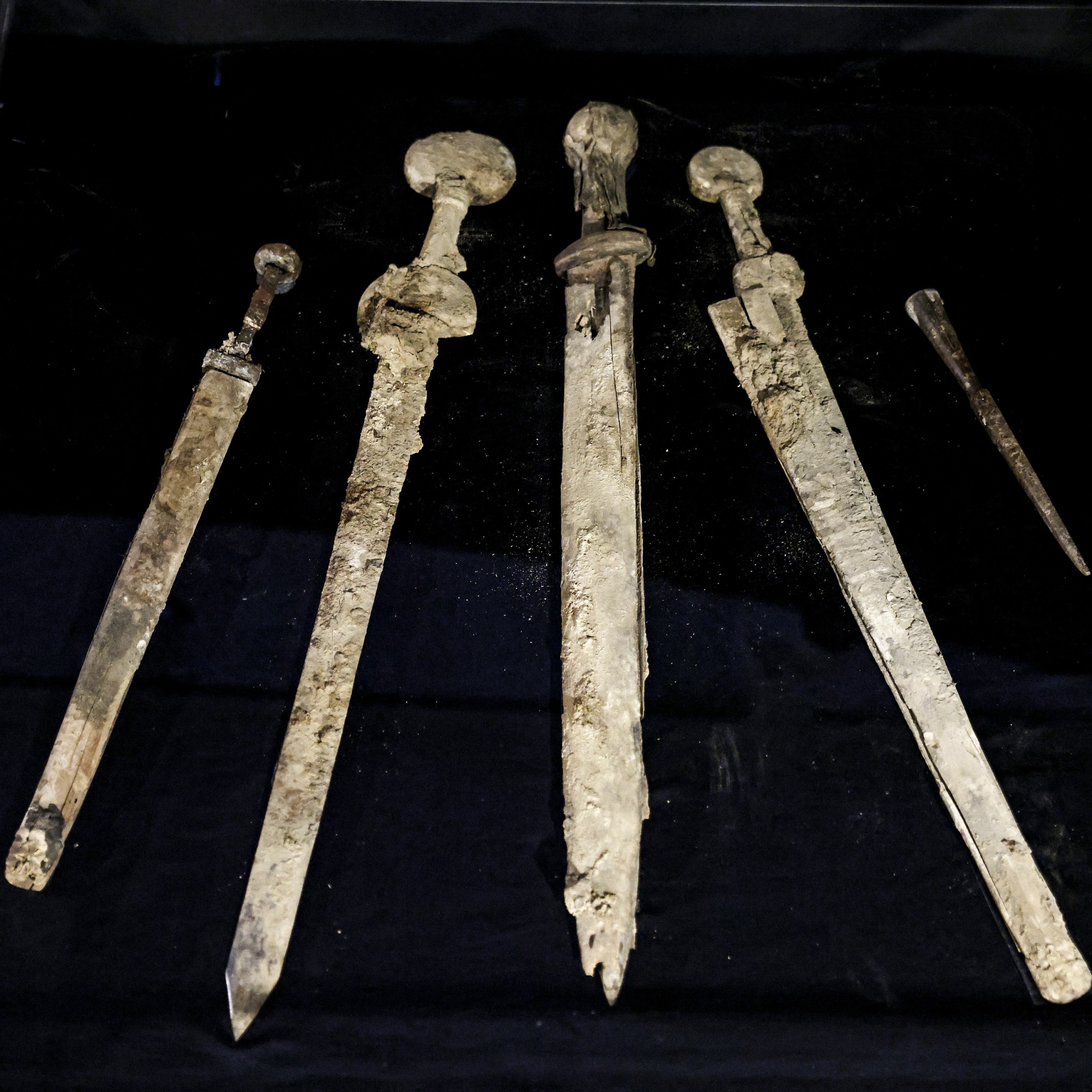 Một đoàn khảo cổ của Israel gần đây đã phát hiện 4 thanh kiếm và một cây lao Pilum của người La Mã tại một hang động ở sa mạc Judean, phía tây Biển Chết. (Ảnh: Ronaldo Schemidt/AFP)