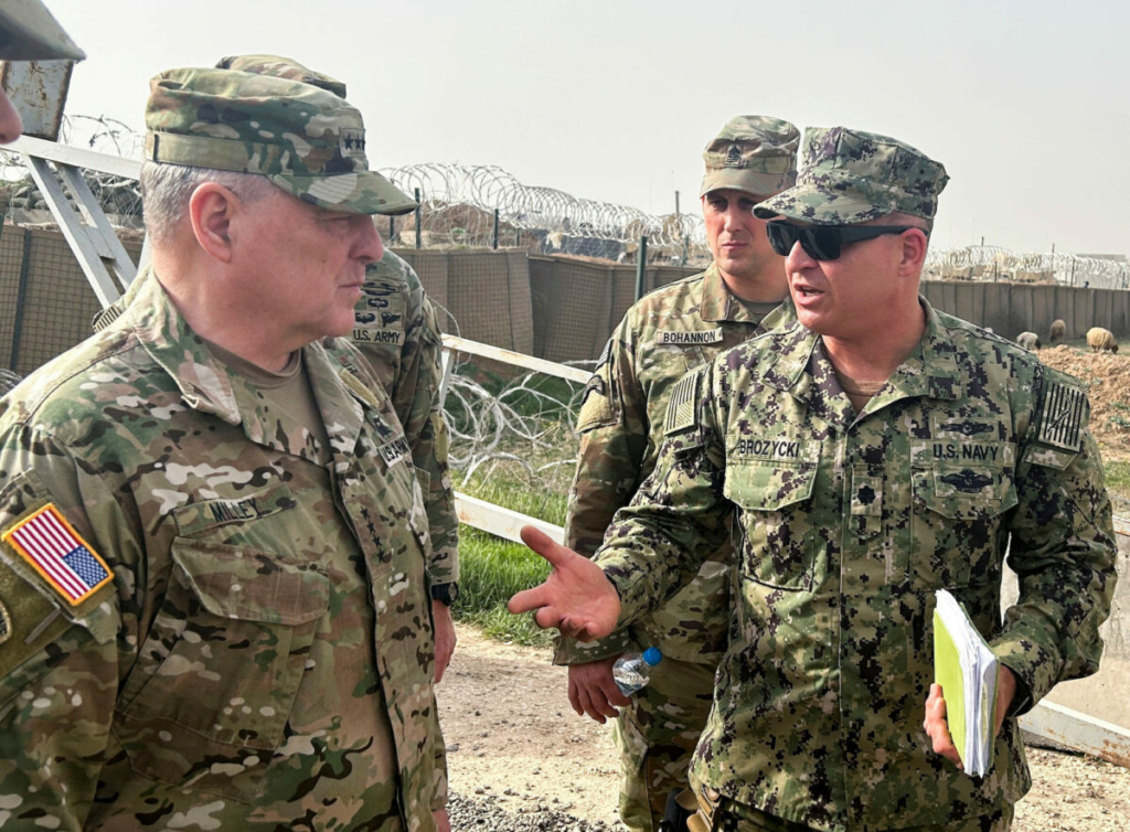 Chủ tịch Hội đồng Tham mưu trưởng Liên quân Hoa Kỳ Tướng Mark Milley nói chuyện với Quân đội Hoa Kỳ tại Syria trong chuyến thăm không báo trước tại căn cứ quân sự Hoa Kỳ ở Đông Bắc Syria vào ngày 04/03/2023. (Ảnh: Phil Stewart/Reuters)