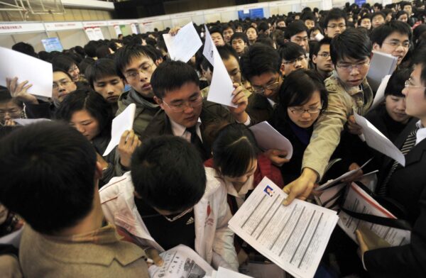 Vào năm 2023, áp lực việc làm đối với sinh viên đại học Trung Quốc là chưa từng có. Bức ảnh chụp sinh viên ở Vũ Hán đang tìm việc làm vào năm 2009. (Ảnh: STR/AFP/Getty Images)
