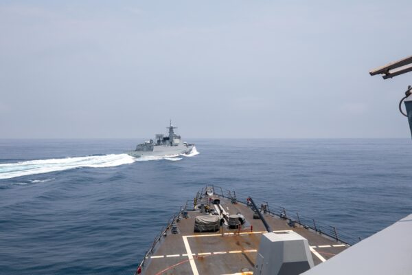 Khu trục hạm USS Chung-Hoon của Hải quân Hoa Kỳ quan sát một tàu hải quân Trung Quốc thực hiện cái mà họ gọi là cuộc diễn tập “không an toàn” ở eo biển Đài Loan, hôm 03/06/2023. (Ảnh: Andre T. Richard/Hải quân Hoa Kỳ qua AP)