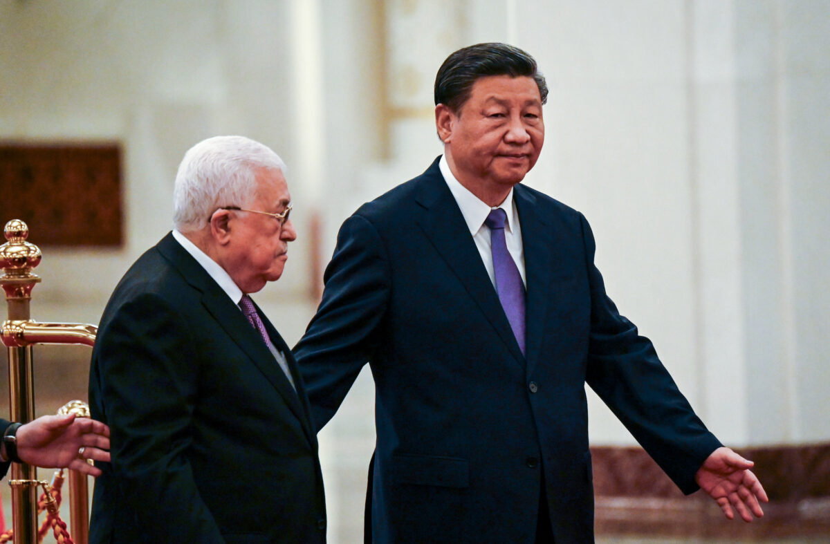 Nhà lãnh đạo Trung Quốc Tập Cận Bình (phải) và nhà lãnh đạo Palestine Mahmud Abbas tham dự lễ nghênh đón tại Bắc Kinh hôm 14/06/2023. (Ảnh: Jade Gao/Pool qua Getty Images)
