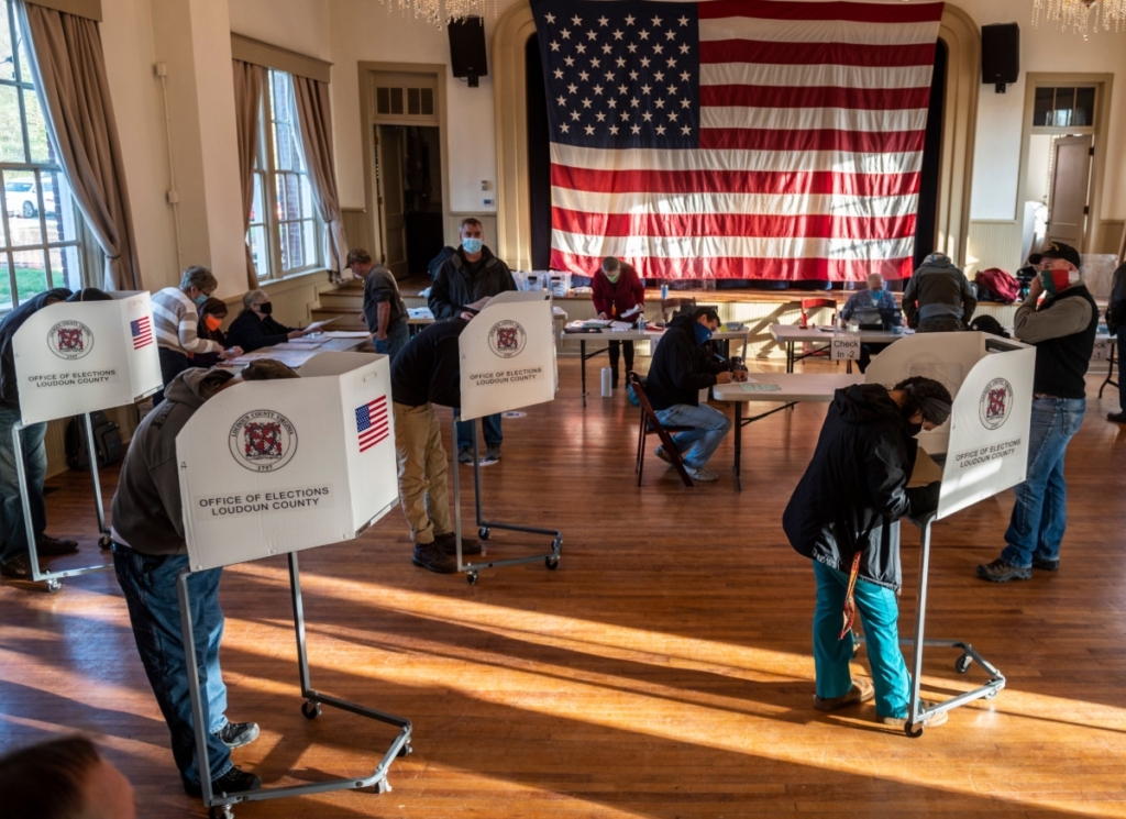 Việc bỏ phiếu sớm đã được tiến hành trong cuộc bầu cử Hội đồng Lập pháp hôm 07/11 ở Virginia kể từ ngày 22/09 tại các địa điểm bỏ phiếu như địa điểm này ở Hillsboro, nơi cử tri ở đây sẽ bỏ phiếu vào ngày 03/11/2020. (Ảnh: Andrew Caballero-Reynolds/AFP qua Getty Images)