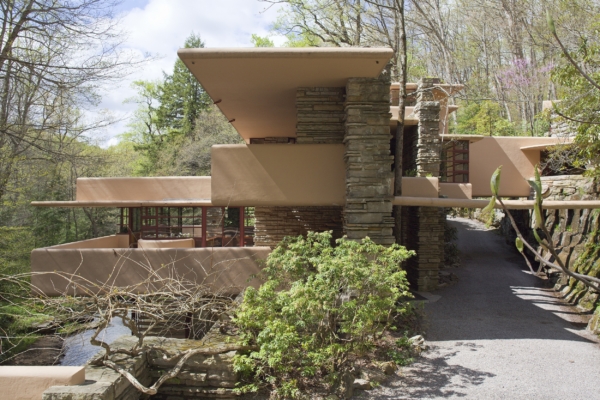Để kết hợp công trình kiến trúc này với cảnh quan, kiến trúc sư Wright đã chỉ định sử dụng các vật liệu tự nhiên cho việc xây dựng ngôi nhà Fallingwater. Như ta thấy ở mặt phía đông của ngôi nhà, những vật liệu này bao gồm đá bản địa xếp chồng lên nhau để tạo thành nhiều cột trụ, bức tường, lối đi, và ống khói ở giữa. Kiểu thiết kế kiến trúc này có mục đích là ôm lấy khu rừng xung quanh. (Ảnh: Christopher Little/Đăng dưới sự cho phép của Hiệp hội Bảo tồn Tây Pennsylvania)