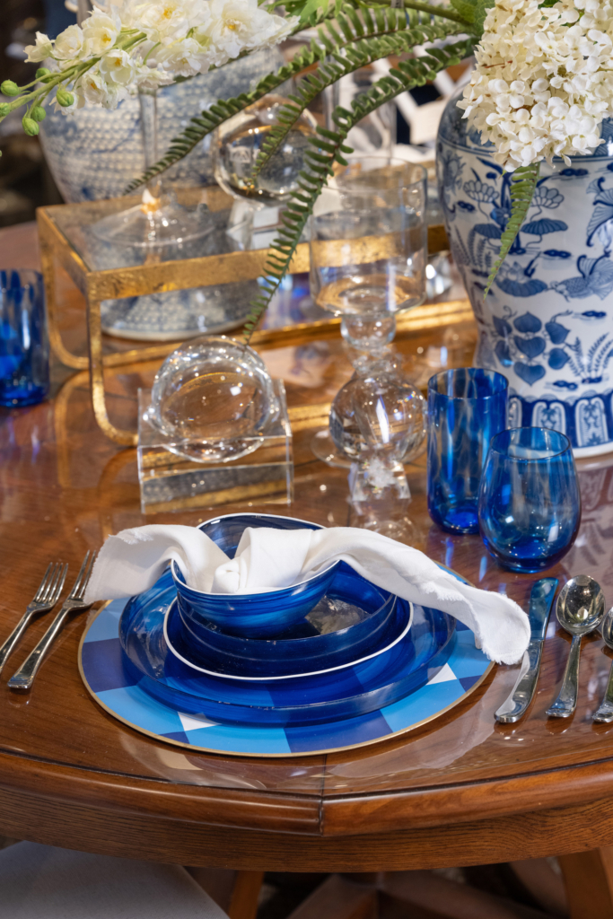 Một chiếc bàn trưng bày [vật dụng] màu xanh và trắng làm toát lên sự sang trọng theo phong cách Truyền Thống Mới (New Traditional). (Ảnh: Handout/TNS)