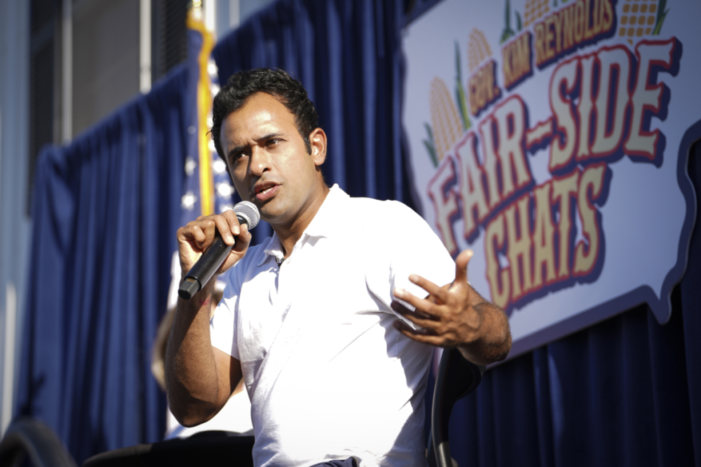 Ứng cử viên tổng thống của Đảng Cộng Hòa Vivek Ramaswamy nói tại Hội chợ Tiểu bang Iowa ở Des Moines, Iowa, hôm 12/08/2023. (Ảnh: Madalina Vasiliu/The Epoch Times)