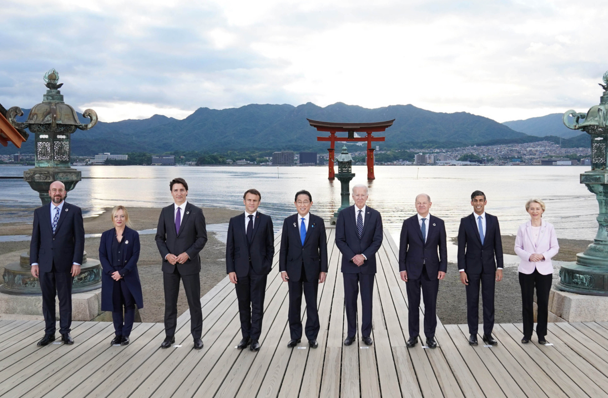 Các nhà lãnh đạo G7 (từ trái sang phải) Chủ tịch Hội đồng Âu Châu Charles Michel, Thủ tướng Ý Giorgia Meloni, Thủ tướng Canada Justin Trudeau, Tổng thống Pháp Emmanuel Macron, Thủ tướng Nhật Bản Fumio Kishida, Tổng thống Mỹ Joe Biden, Thủ tướng Đức Olaf Scholz, Thủ tướng Anh Rishi Sunak, và Chủ tịch Ủy ban Âu Châu Ursula von der Leyen chụp ảnh nhóm tại Đền Itsukushima trong Hội nghị thượng đỉnh G7 ở Hiroshima, Nhật Bản, hôm 19/05/2023. (ảnh: Stefan Rousseau/Pool/Getty Images)